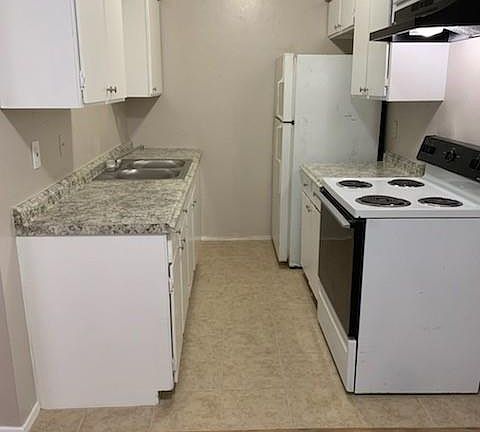 3rd image of 2700 Poplar Cir #C