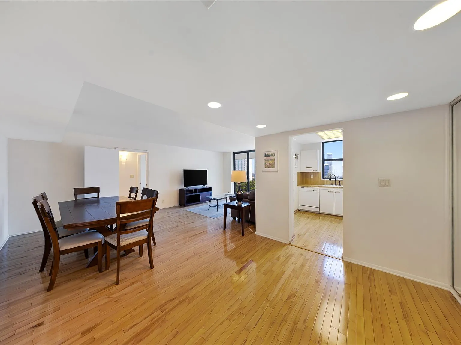 2 bed, 2.0 bath, 1043 sqft, $2,950 — Photo 2