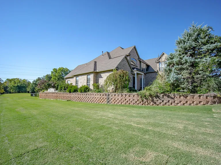 1032 W Lindsey St #A — Photo 31
