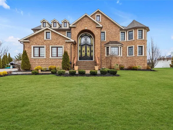121 Sequams Lane W, West Islip, NY 11795