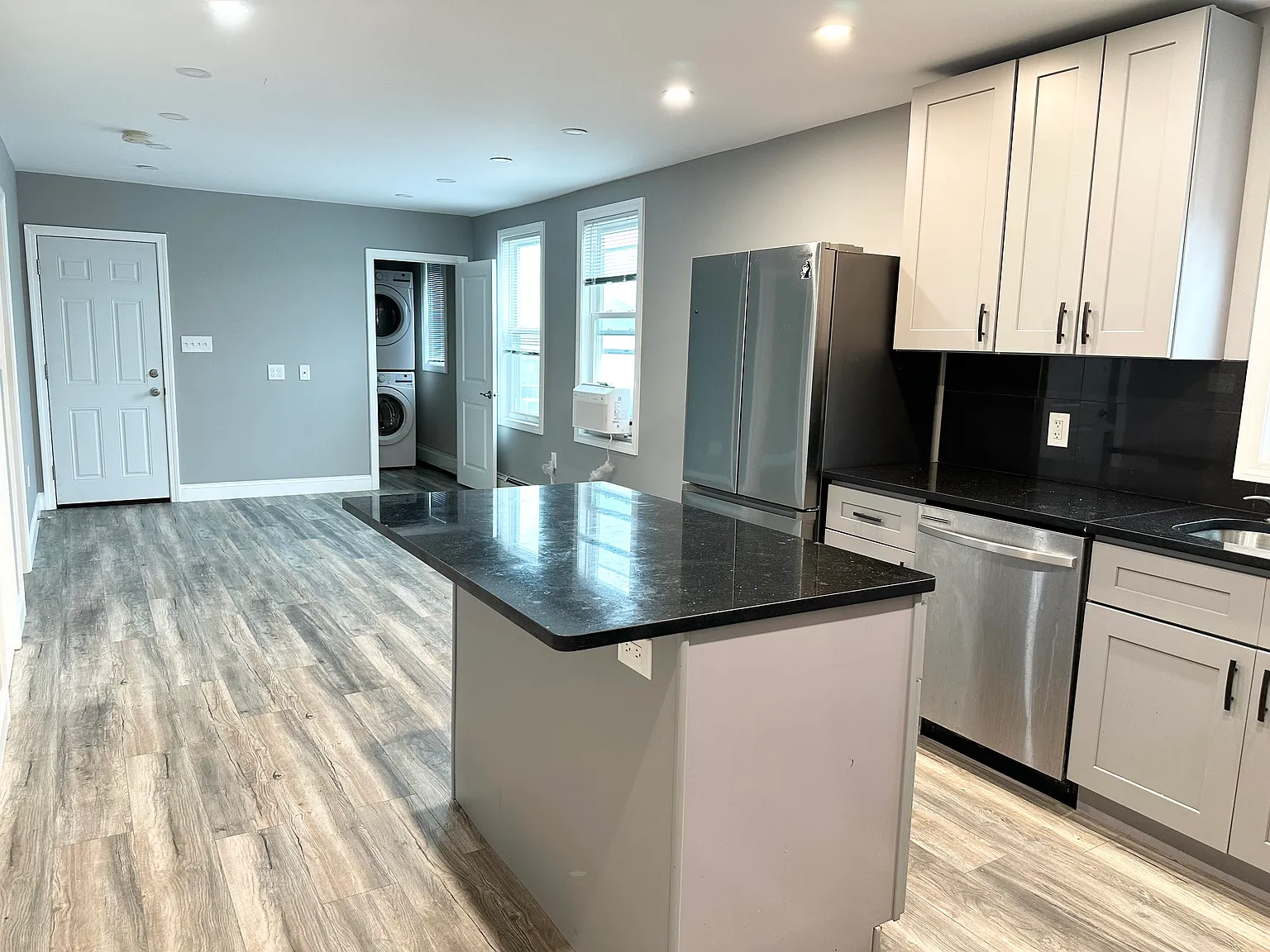 3 bed, 1000 sqft, $3,300 — Photo 2