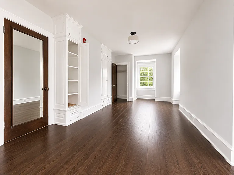 186 W Queen Ln — Photo 14