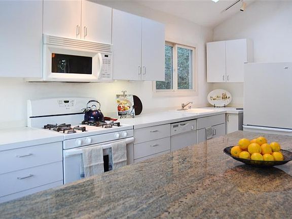 3rd image of 19 Buckeye Cir