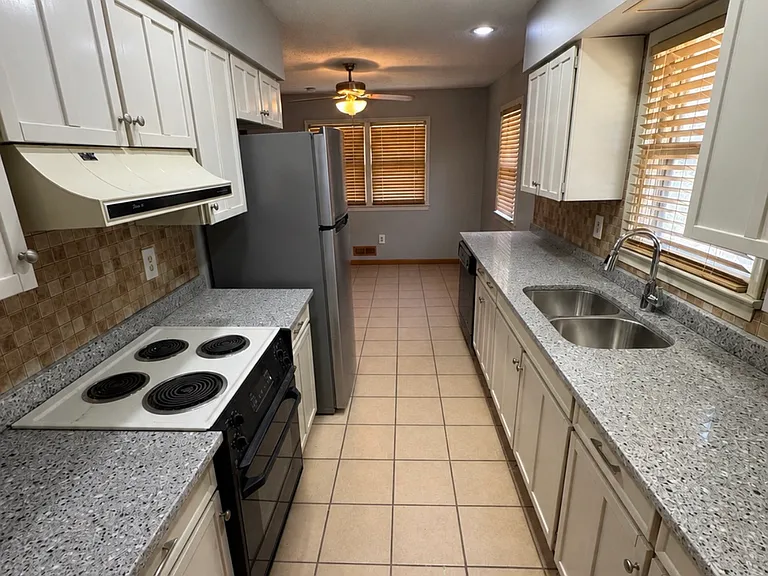 10607 Fowler Ave — Photo 2