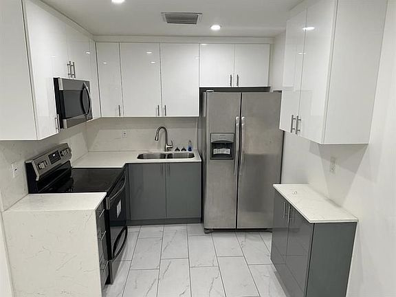 4th image of 4655 SW 33rd Ave #4