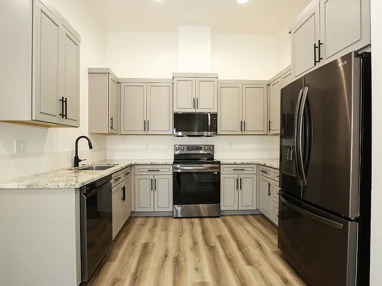 135 NW 4th St — Photo 3