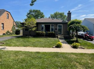 15 E Woodworth Pl, Roselle, IL 60172