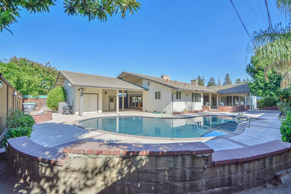 220 W Banbury Dr photo 1
