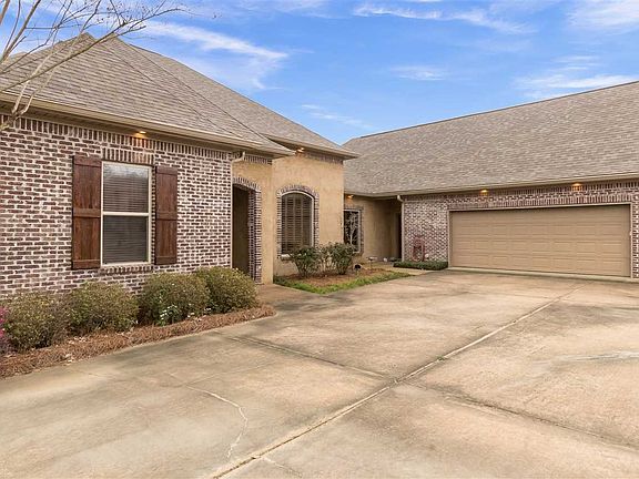 2nd image of 136 Woodlands Glen Cir