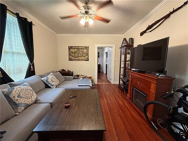 2 bed, 1.0 bath, 900 sqft, $1,200 — Photo 2
