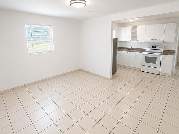 4th image of 1725 NE 148th St APT 5
