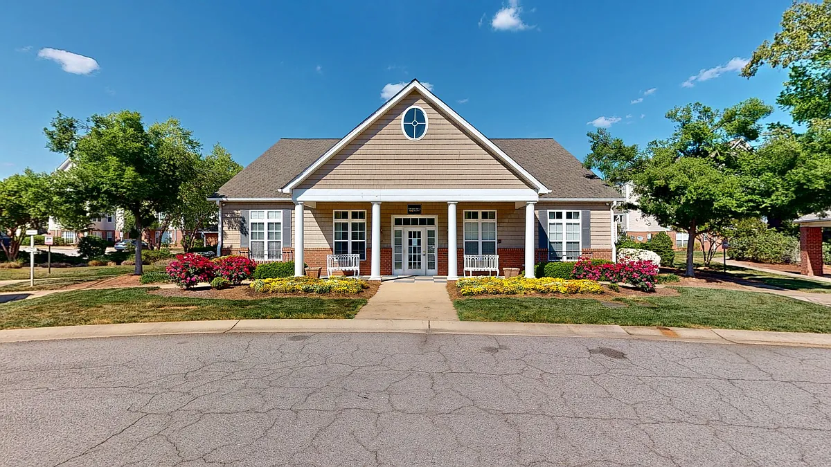 Building Photo - 2501 Huntscroft Ln #100