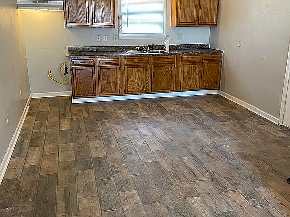4th image of 2313 Poplar St
