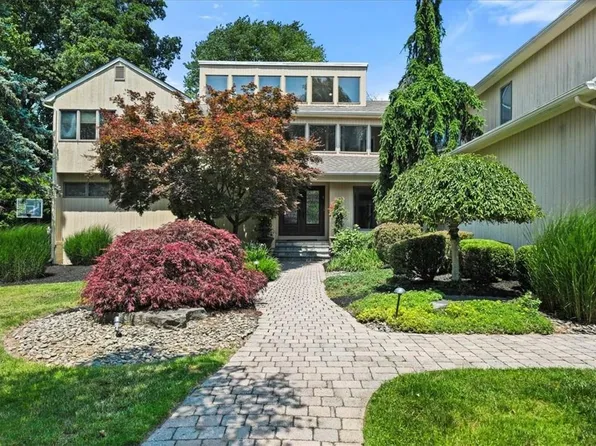 37 King Arthur Court, New City, NY 10956