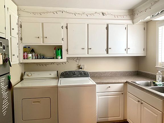 Kitchen with Washer/Dryer