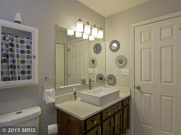 UL Full Bath in Hall