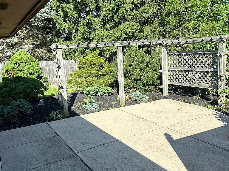 548 Flanders Ave — Photo 2