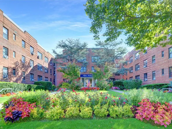 15 Canterbury Road #D8, Great Neck, NY 11021