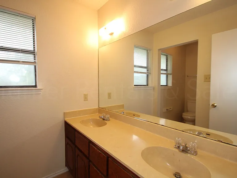 1112 Goodhue Dr — Photo 19