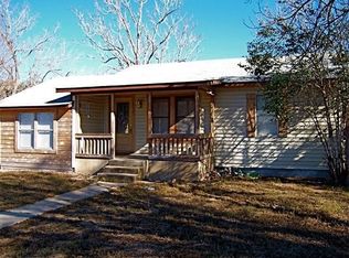 512 W Moore Ave, Devine, TX 78016