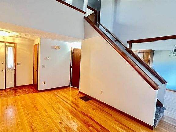 4th image of 25 Arthur Dr #2