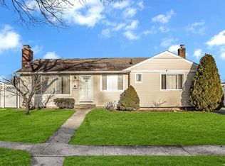 11 Elizabeth Dr, Bethpage, NY 11714