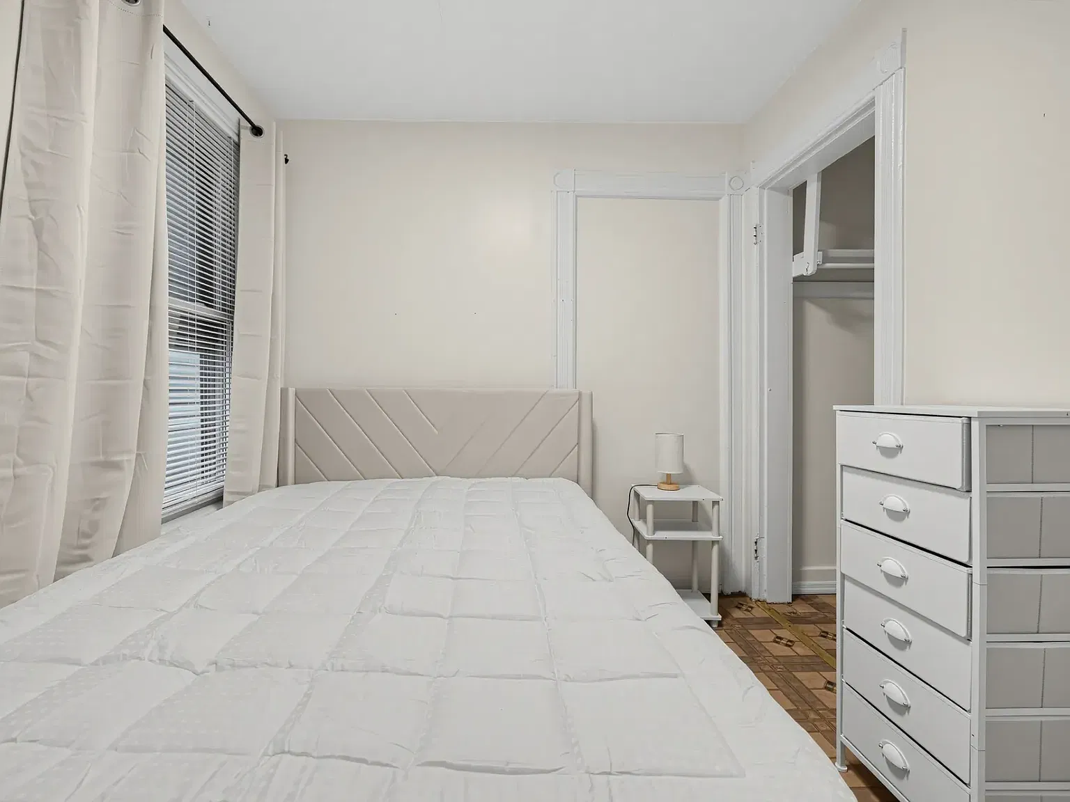 5 bed, 800 sqft, $1,050 — Photo 3