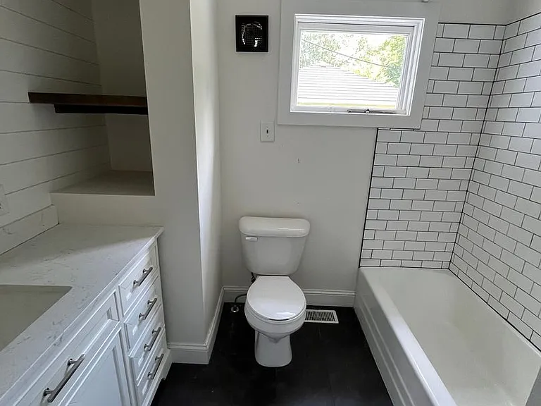 1005 E Wylie St — Photo 12