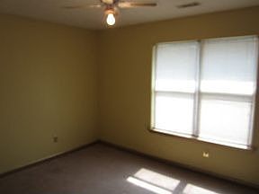 4th image of 40 Lindsey Ln