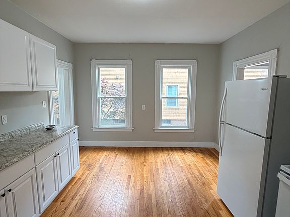 5th image of 211 Alden Ave #1
