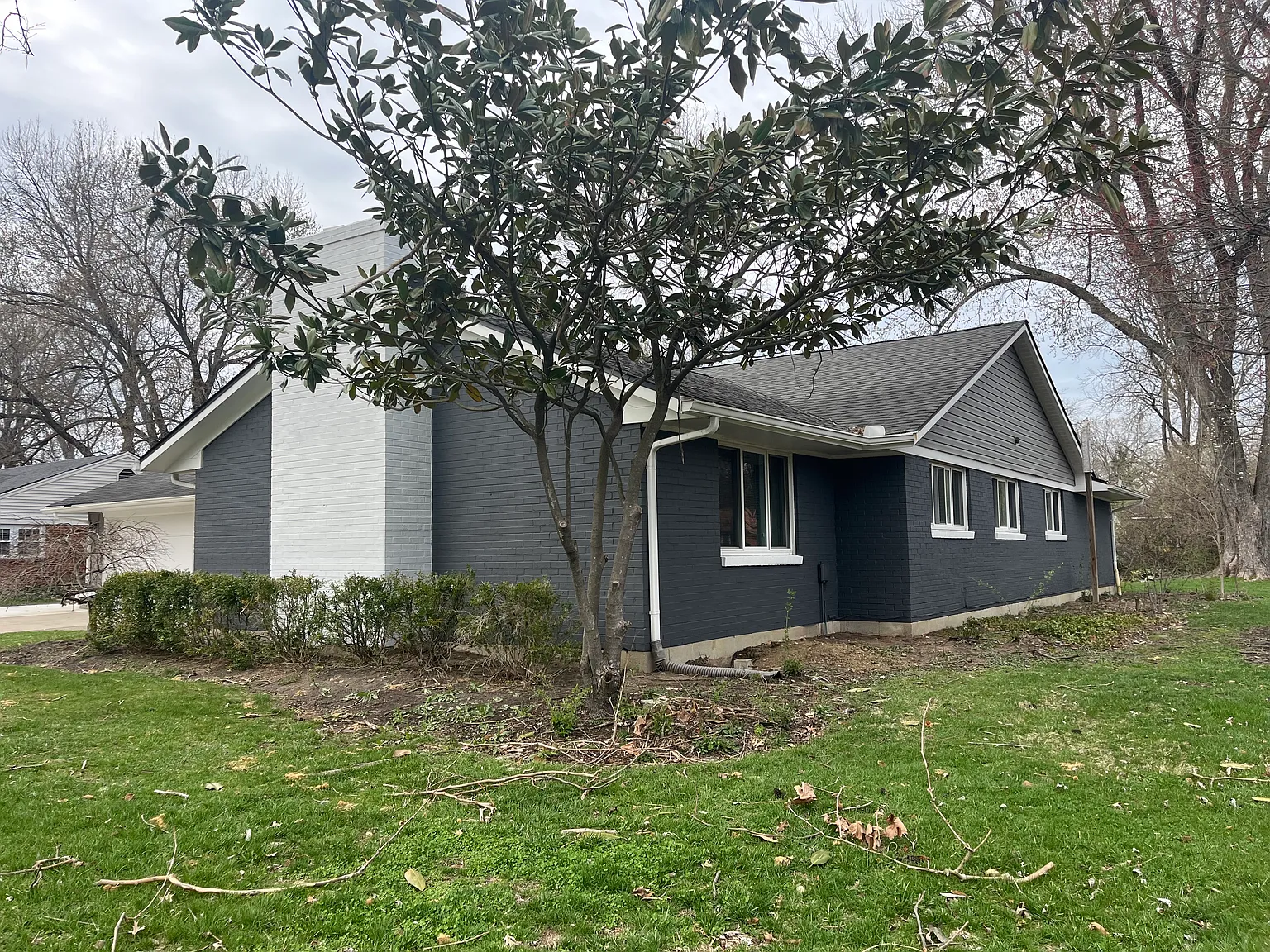 301 S Village Dr — Photo 4