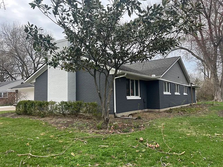 301 S Village Dr — Photo 4