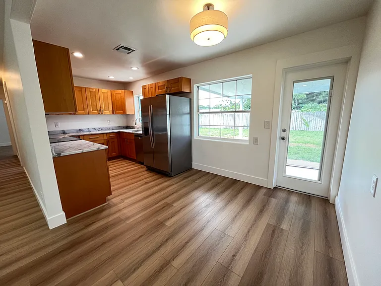 13614 Croft Dr N — Photo 8