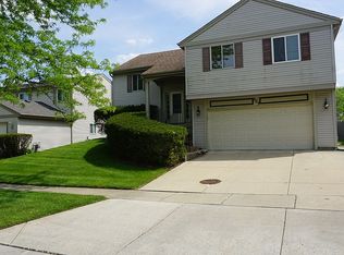 223 Augusta Dr, Vernon Hills, IL