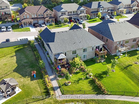 2nd image of 126 Kingsmere Cres
