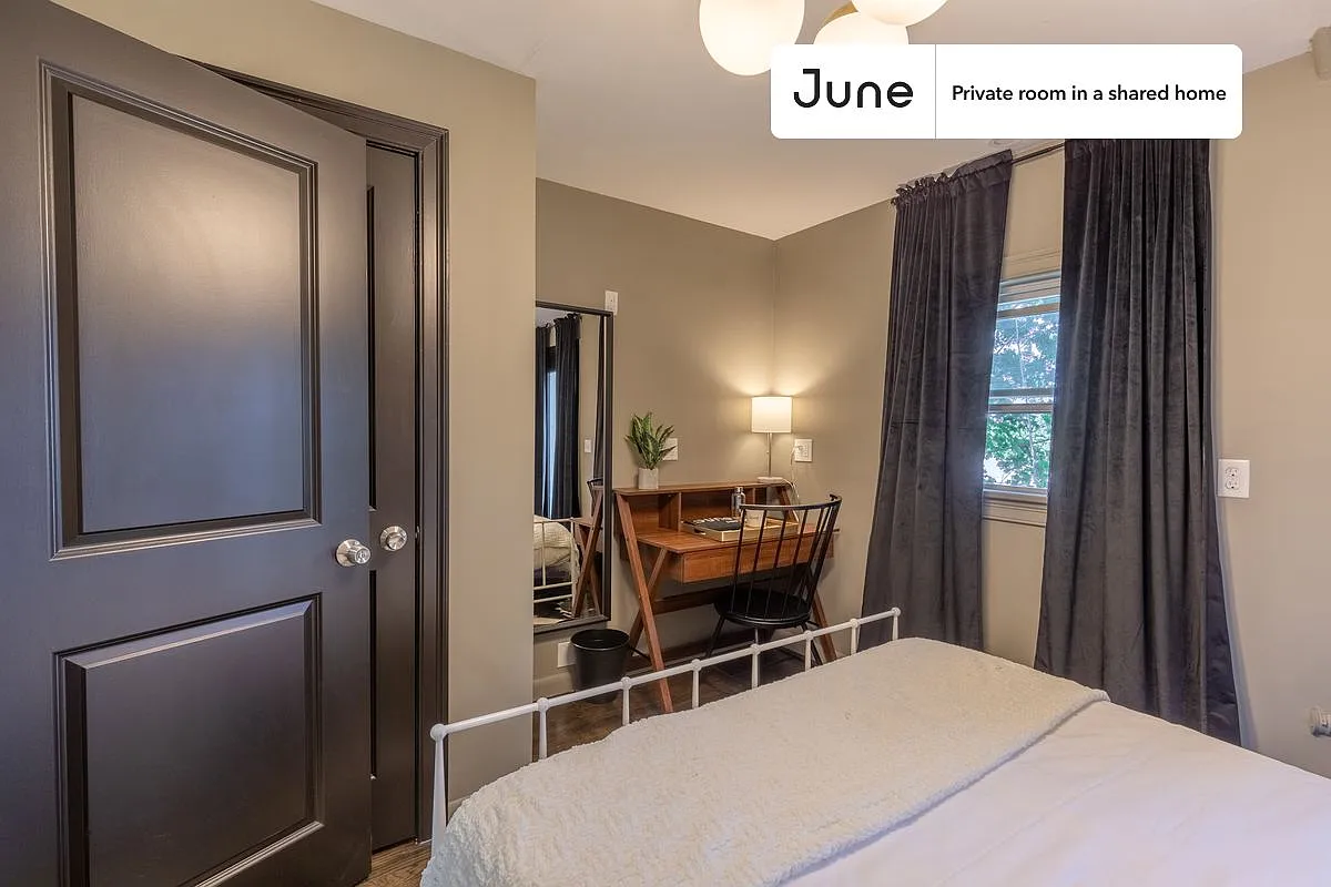 Queen bedroom in 6 bed/4 bath home in Brighton #206 F — Photo 3