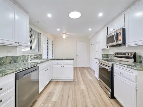 42206 Village 42, Camarillo, CA 93012