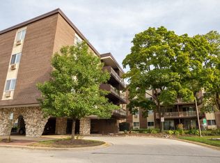 1321 S Finley Rd APT 421, Lombard, IL 60148