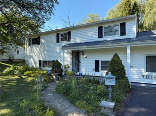 9 Amesbury Rd, Rochester, NY 14623