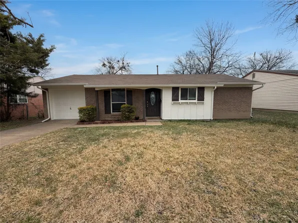 208 NW Summercrest Blvd, Burleson, TX 76028