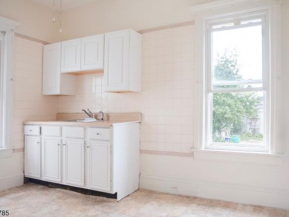 3rd image of 392 Cortlandt St