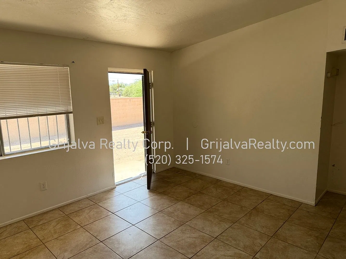 1227 Riverview — Photo 2