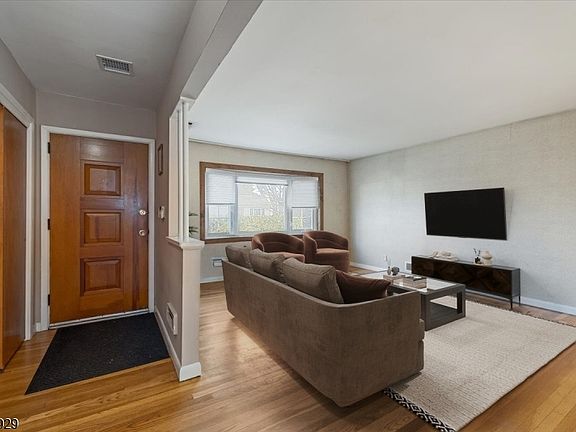 5th image of 715 Bush Pl