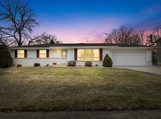 1621 Woodridge ROAD, West Bend, WI 53095