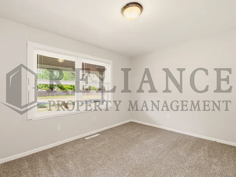 3123 W Douglas Ave — Photo 16