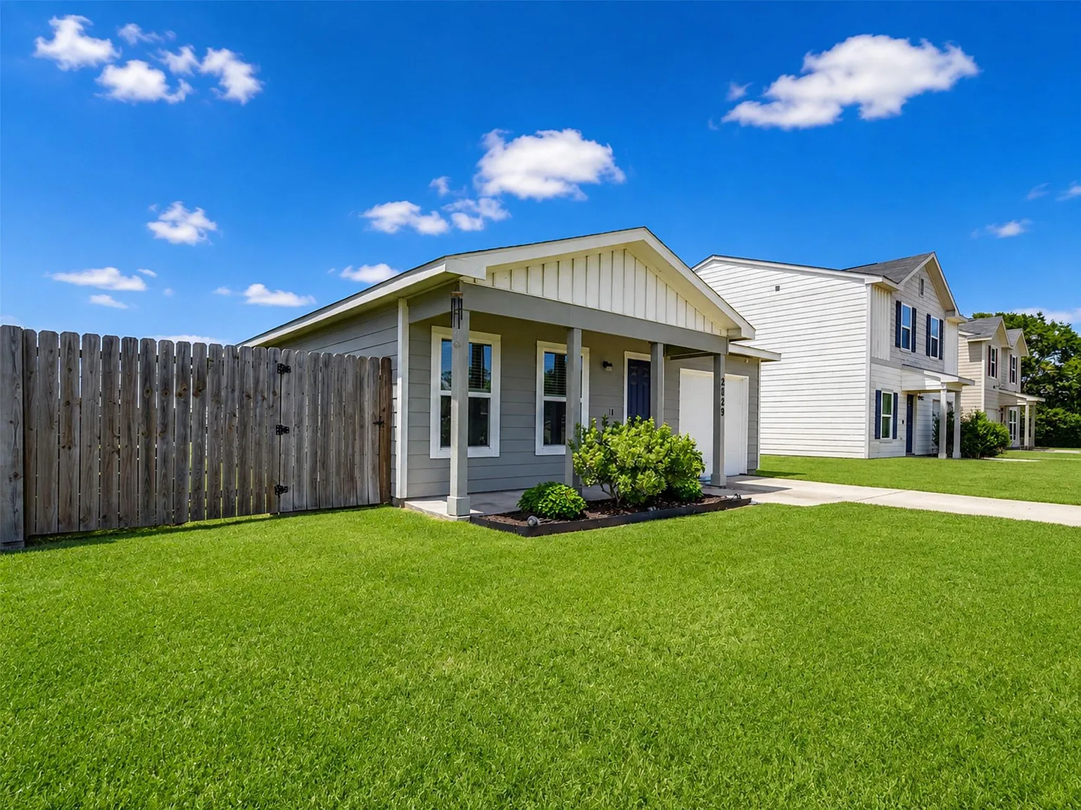 3 bed, 2.0 bath, 1080 sqft, $1,900 — Photo 4