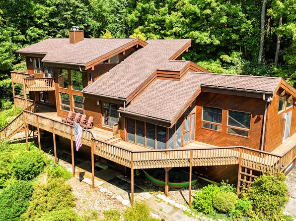 97 Grouse Ln, Mill Hall, PA 17751