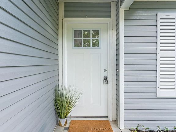 3rd image of 1053 Emerald Ln #2