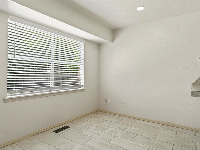 616 SW 23rd St — Photo 10