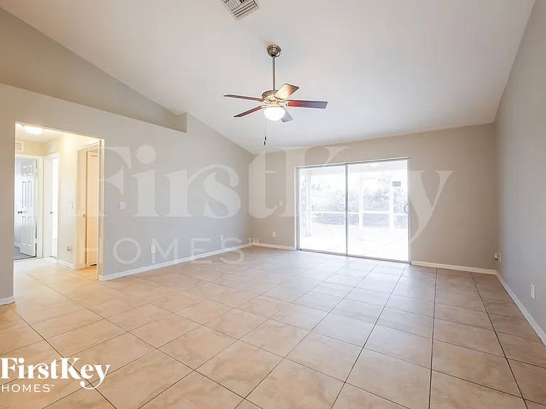 2506 NE 6th Pl — Photo 4